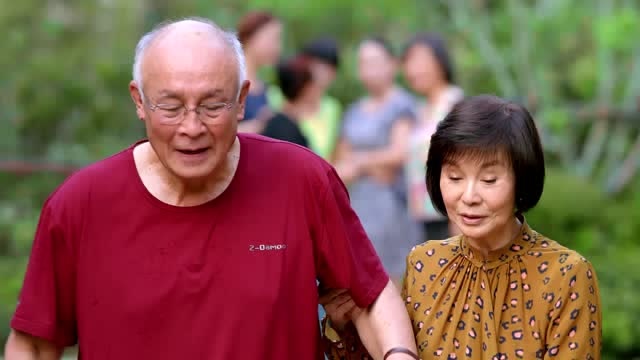 大妈老伴去世住在儿子家里,和亲家公一起散步被邻居误认为是一对