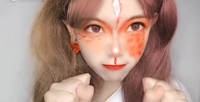 可爱女孩画上狮子座妆容,这也太好看了!抱走小姐姐!