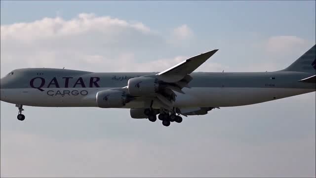 卡塔尔航空波音747重型货机降落法兰克福国际机场
