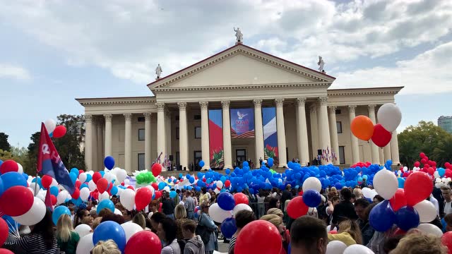 俄罗斯人庆祝五一劳动节现场演唱