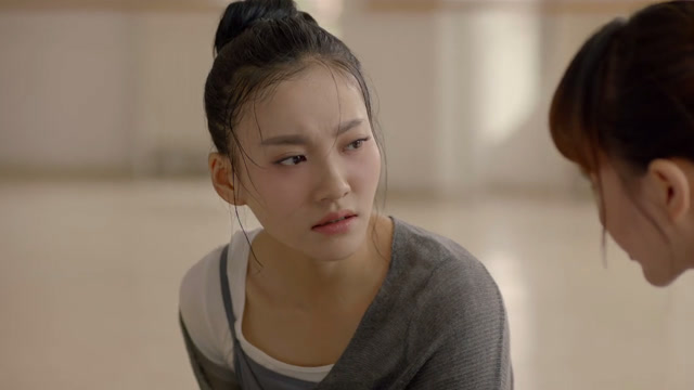 倔丫头为早点出人头地,竟高强度训练芭蕾,姐妹看着都心疼