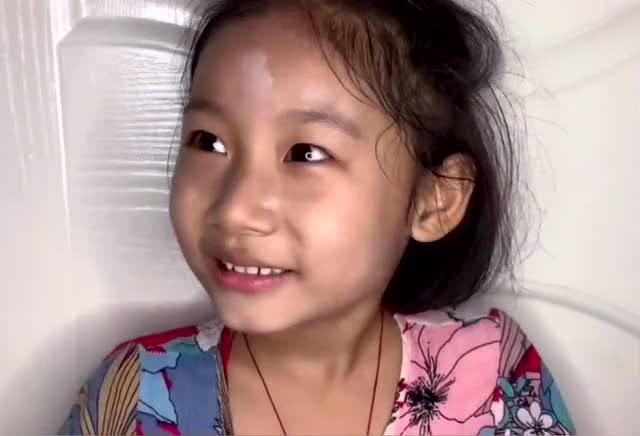 给6岁小女孩画一个淡妆,妆后皮肤白了一个度,显得青春可爱