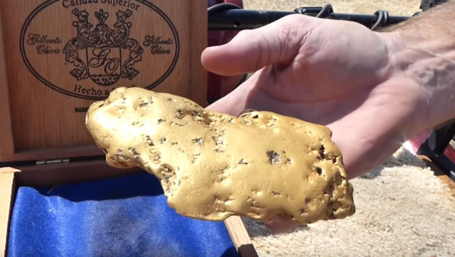 老农山上采药,意外挖出个"金疙瘩",洗净后发现另有玄机