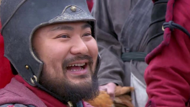 百姓给岳家军送吃的,牛皋竟对送吃的美女一见钟情,一脸痴汉笑!