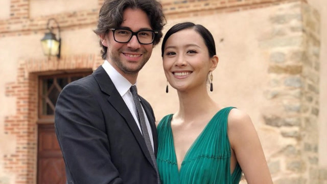 陈法拉与外籍老公参加家人婚礼 夫妻古堡前同框甜蜜十足
