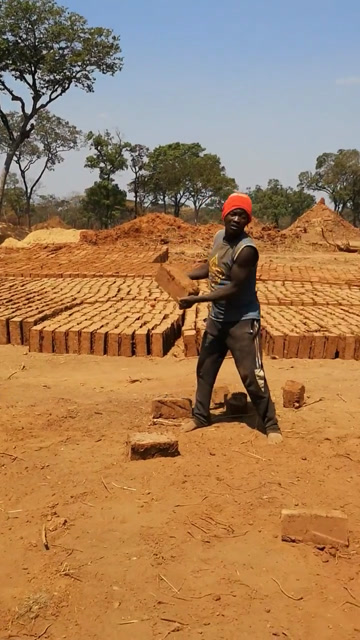 烧砖开始,把砖叠好是一门技术活,不然没烧好就废了.