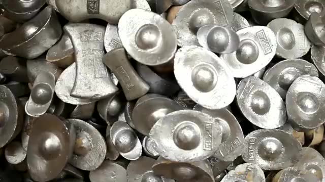 家里无缘无故多了好多银子,装了几箱都装不完,搬银子累到不行