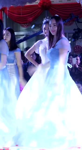 这个新娘火了,现场带着伴娘大秀舞蹈,网友:别人家的婚礼!