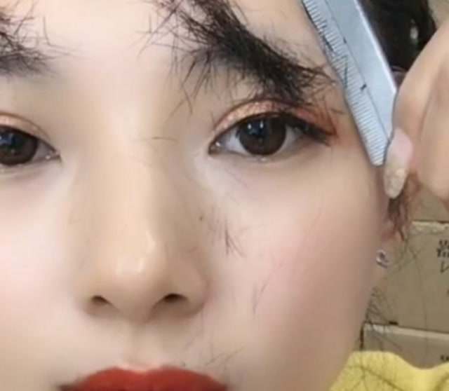 美女直播把眉毛全剃了,画上去的瞬间超有气质的!