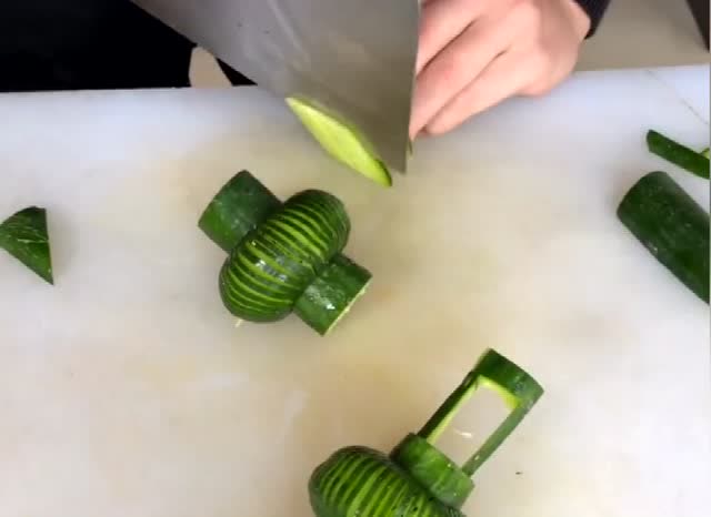 黄瓜还能这样切,这刀工太厉害,咔咔几下就搞定!