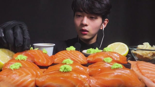 韩国吃播帅哥,吃三文鱼寿司 三文鱼刺身,大口吃得太过瘾了