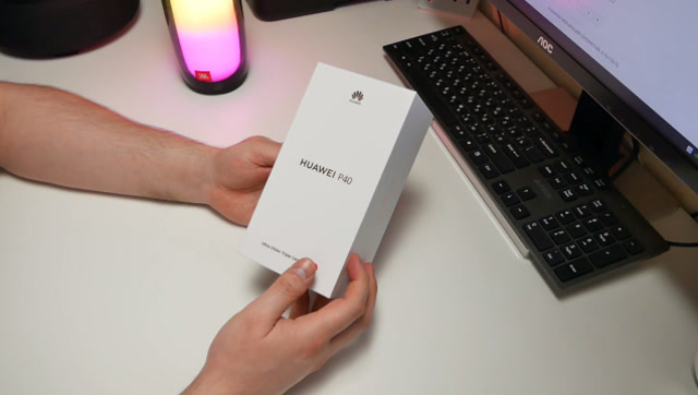 华为 p40开箱,双挖孔屏已成为旗舰手机的主流设计!