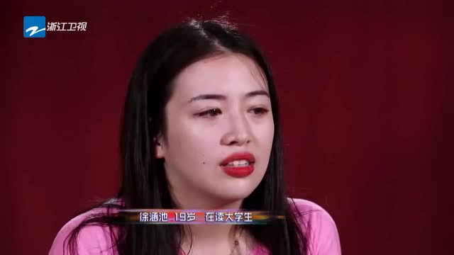 陈学冬看到女团友,立马主动下车帮忙拿行李,好绅士啊!