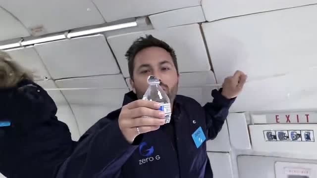 太空生活:在太空喝水的方法,要抓紧喝进嘴里!看完你学会了吗?