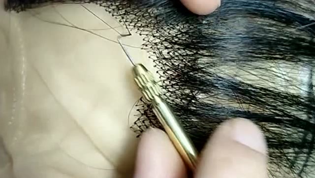真人发假发钩织技术,原来假发是这样制作的,对手法的要求很是苛刻!