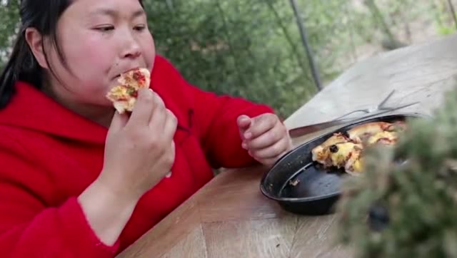 胖妹在家做披萨,第一次尝试差点翻车,尴尬到脸都红了