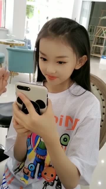 宋小睿化妆看她的笑容真可爱