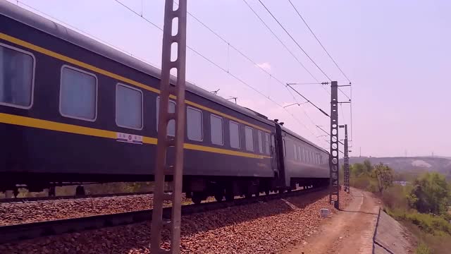 实拍客车电力机车牵引k904次,从太焦线晋城站南通过