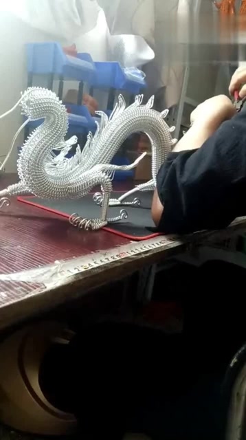 民间高手就是牛看这哥们竟然用铁丝制作出活龙活现的龙