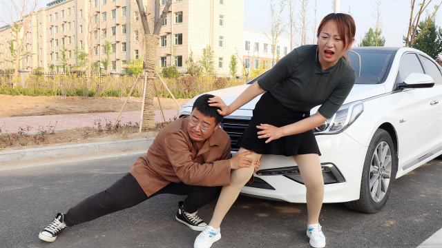 美女碰瓷遇到个厉害小伙,这套路比她还深,美女都服了,太逗了