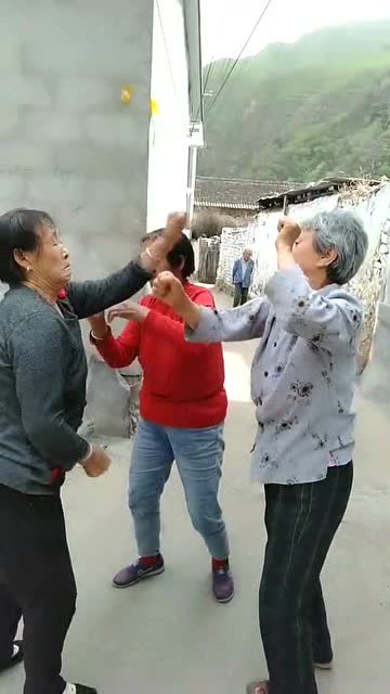 两位农村老太太在街上打架这丑陋的样子也不怕让人家看笑话