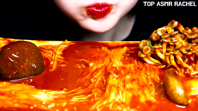 年糕炖蘑菇,加入甜辣酱调味调色,看起来就让人口齿生津食欲满满