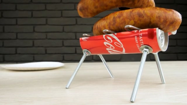 小哥用铁桶diy了一个烧烤架,看起来还不错的样子