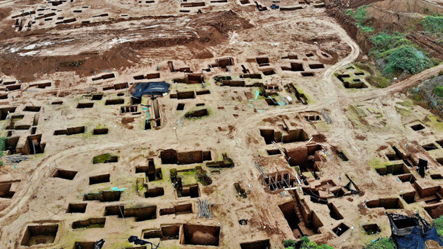 现场曝光!西安一工地挖出古墓群,数百个墓坑密密麻麻