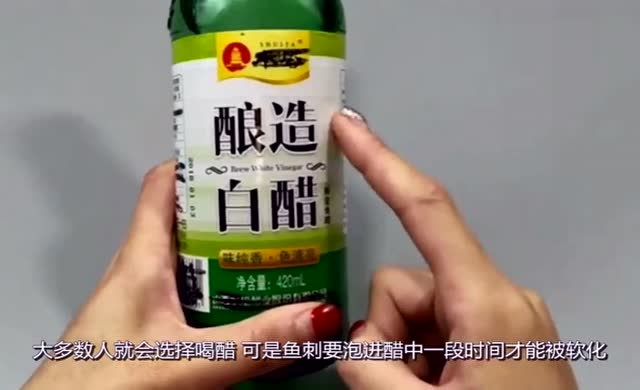 鱼刺不小心卡进喉咙,这样的方法比吃馒头喝醋管用安全