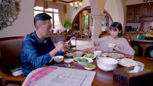 曲筱绡回父母家别墅吃早饭,向父亲要车,却意外要了一辆廉价车