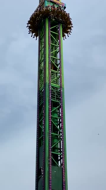 沈阳方特非常刺激的游戏太空飞梭满屏都是叫声