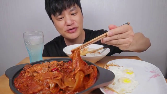 韩国吃货大叔,吃猪肉炖泡菜,配上大米饭,吃得太馋人