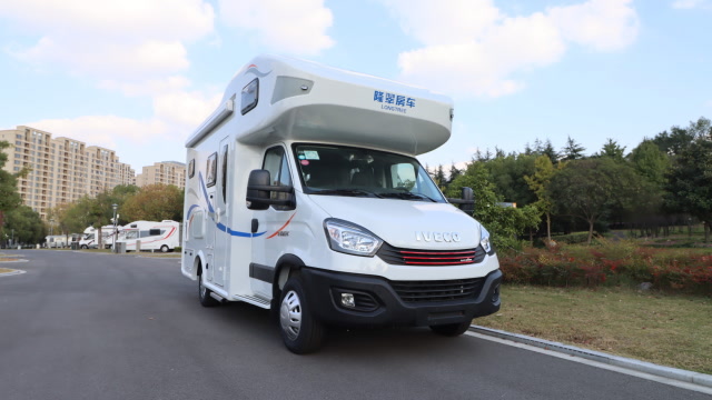 隆翠自由风房车,外观具有哪些配置,它是如何做到七天水电无忧?