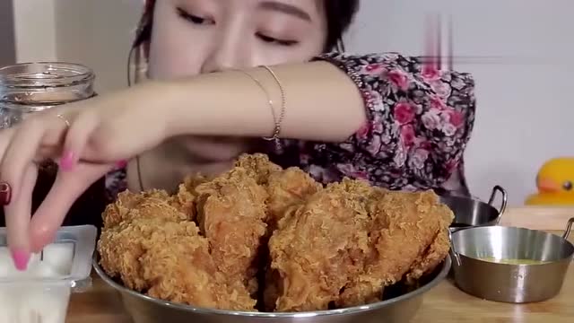 美女姐姐吃一盘炸鸡腿,一大口撸完一块,太过瘾了