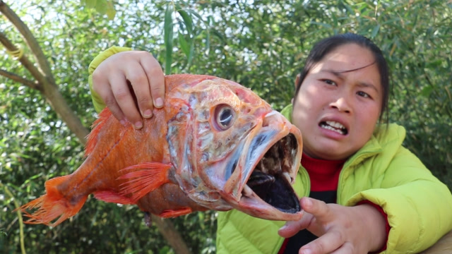 胖妹吃海鲜,来自1500米深海的长寿鱼,整条清蒸,吃起来可真过瘾