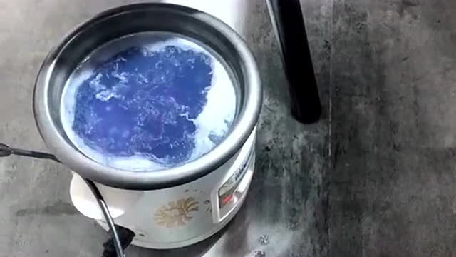 刚想问为什么紫薯煮成了蓝色,结果顾客说加点醋就好了,神奇的化学反应