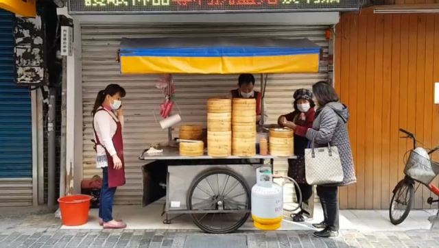 台北43年的路边无名包子摊,一笼包子90台币,现蒸的包子超好吃