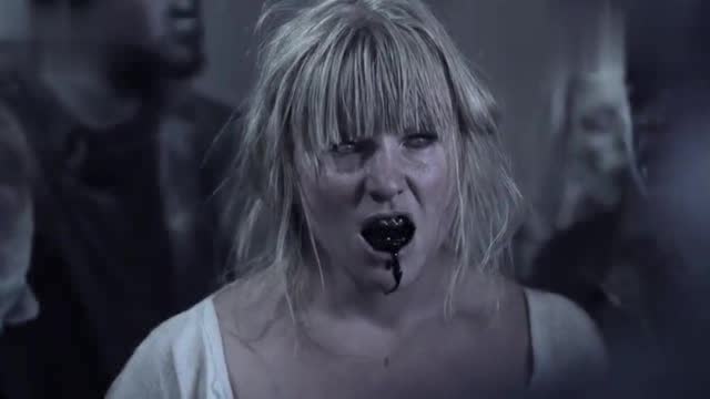 僵尸国度:为了救自己孩子,母亲竟独战丧尸群,母爱真伟大啊!