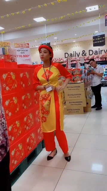 逛超市偶遇越南特色美女