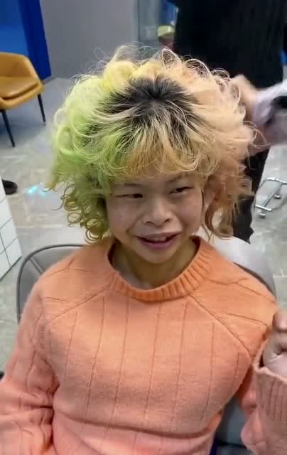 网红琼姐的新发型,最近换了男朋友,也漂亮了不少!