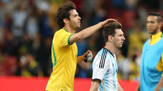 巅峰卡卡带球速度有多恐怖?梅西跑了半场也追不上,感觉球拉着他跑