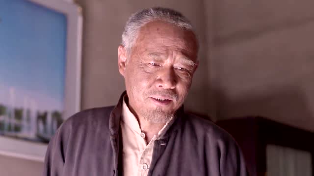 老农民:牛大胆看到灯儿在跟狗儿打电话,就问她狗儿的事