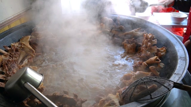 河南霸气牛肉汤馆 凌晨三点1.5米大锅煮全牛 顾客开车来吃