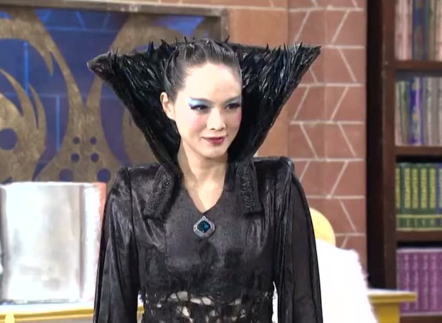 萌学园5大结局:这位女王的装扮,还有点中世纪女巫的感觉