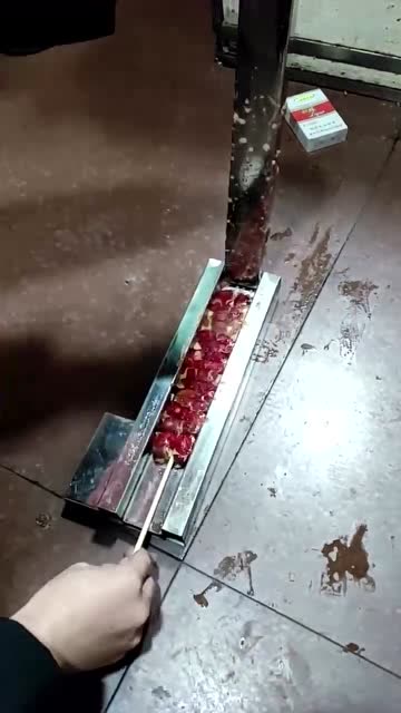 原来糖葫芦是这样压扁的,看到这一幕,长见识了!