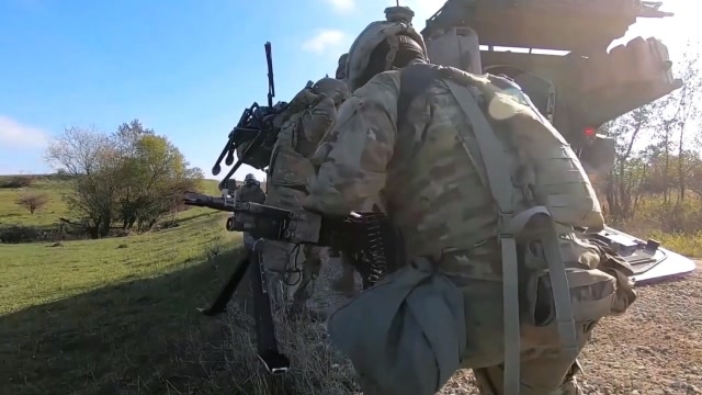 美军"龙骑兵"部队钻出战车,携带装备徒步前进