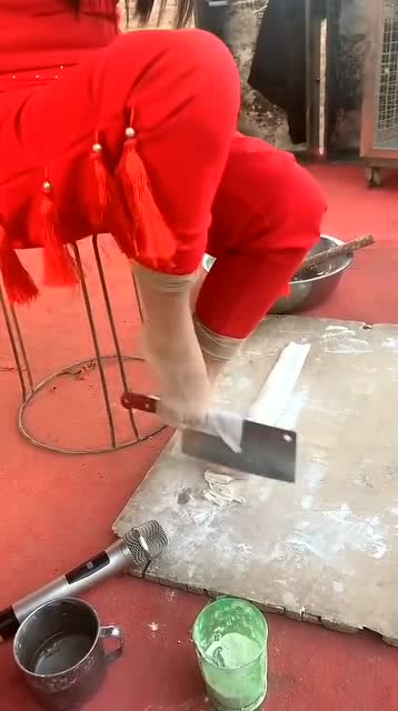 励志的女孩用脚丫子切面条