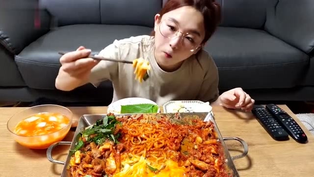 韩国大胃王吃播hamzy智馨 :吃辣味芝士铁板鸡排～乌冬面和炒饭