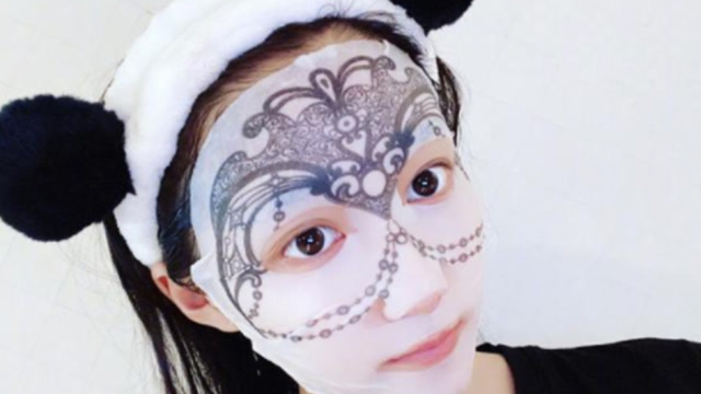 共同抗疫!关晓彤晒宅家日常 敷卡通面膜皮肤水嫩状态好