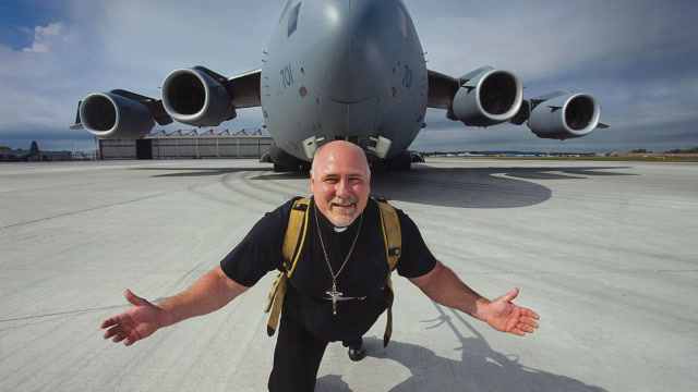 外国大力士逆天力量!徒手拉动188吨重飞机,网友:这真是人类吗?